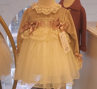 שמלה מהממת , נסיכתית מאוד!!
קיצרתי את השרוולים (ולכן הם לא ארוכים כמו בתמונה)
 מידה 2-3 להשכרה
יש 4 שמלות כאלו ( 2 שמלות מידה 3, שמלה במידה 4 ושמלה במידה 6)
השמלה מחנות LUSSO