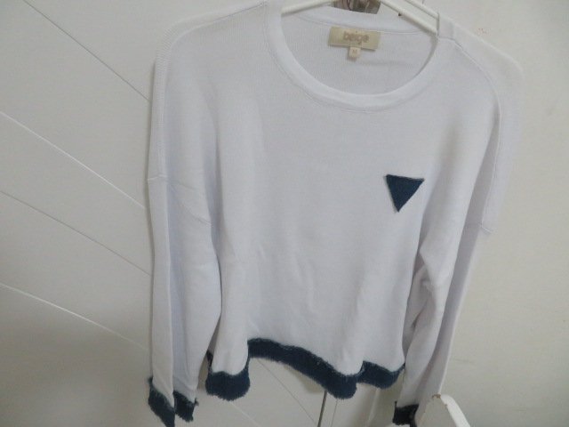 חולצה לנשים של JUNEE מידה M
החולצה בצבע לבן והסיומות דמוי גינס כזה