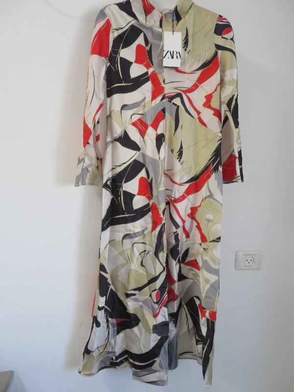 שמלת סאטן מושלמת מזארה מידה S , נמכרת עקב טעות במידה
יכולה להעביר לערים נוספות