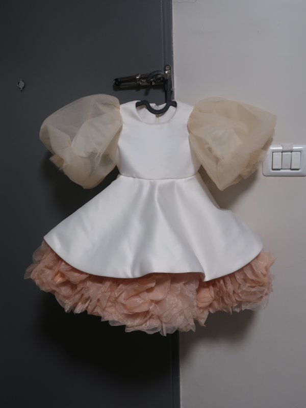 שמלה מהממת, תפירה אישית, נלבשה פעם אחת בלבד בחתונה לפני חודשיים
אופציה לתיקונים (יש בד בצדדים וכן אורך) 6 שמלות להשכרה, גילאים- 3 4 5 6-7 8-9