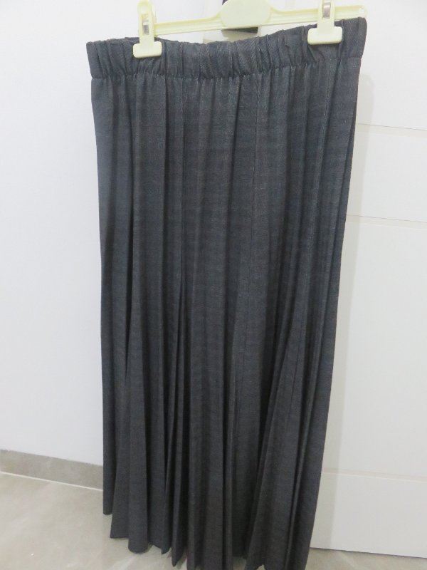 חצאית פליסה מקסי, אפור כהה
מידה L
נעימה במיוחד של פולקדוט

מוכרת בגלל טעות במידה