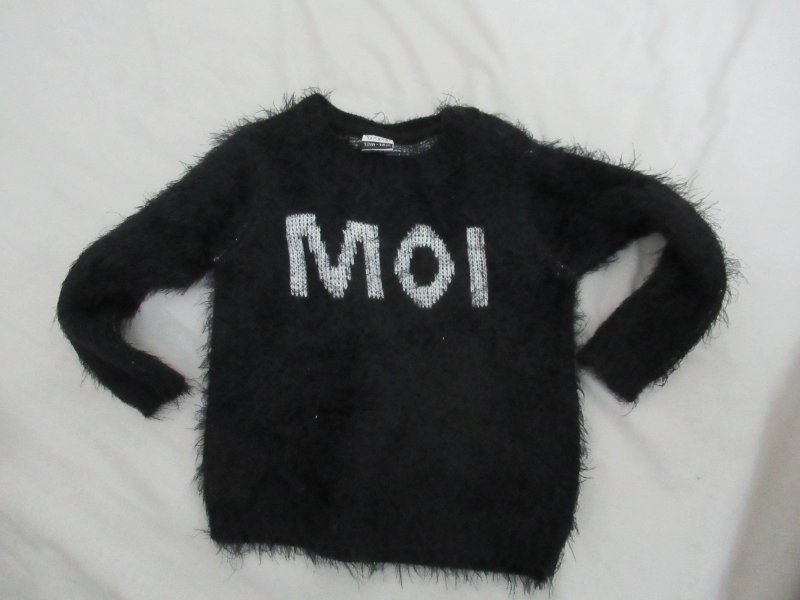 סריג שחור נעים ומחמם, 'פלאפי' חגיגי ויפה,
 מידה 12-18 חודשים
מהמותג 'שילב'
מושלם ללוקים חורפיים מתוקים.
יש 2 זהים (המחיר ליחידה)