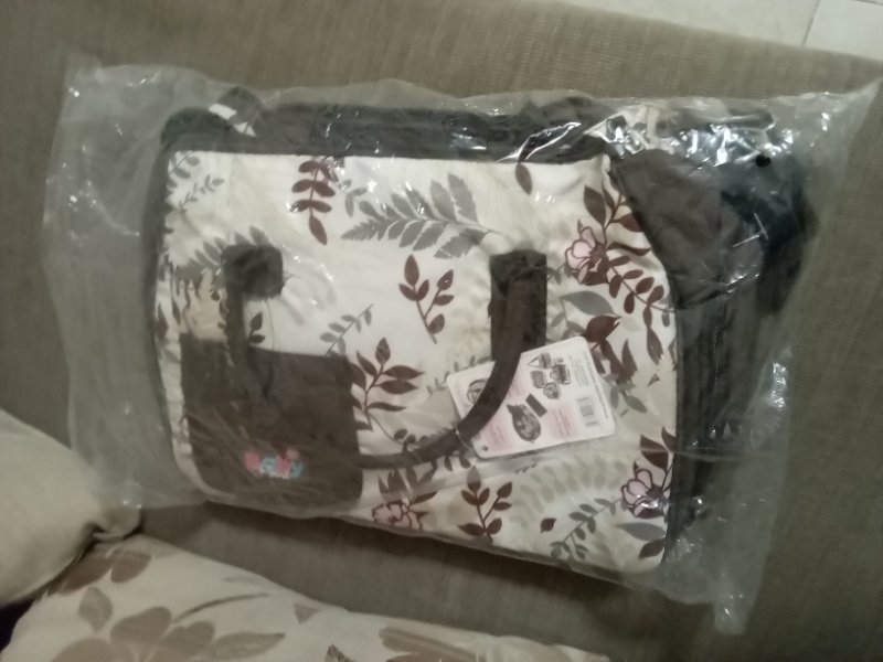 תיק החתלה חדש באריזה
גדול, מרווח ואפנתי בעיצוב פרחוני. 
כולל משטח החתלה מתקפל ושקית בקבוק מבודדת.
עם לולאות לעגלה וריבוי כיסים - מושלם ליציאה מאורגנת מהבית.