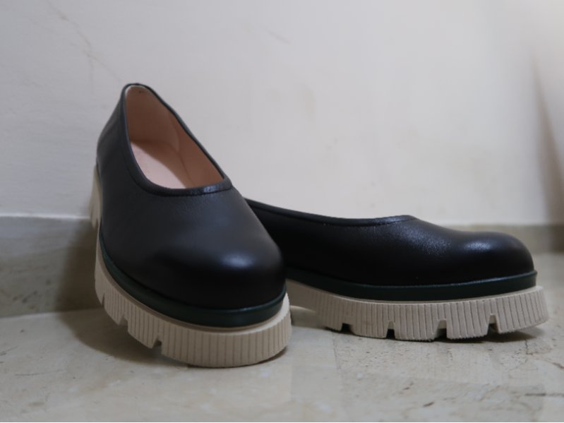 נעליים  מהחנות רוזס שחורות עם סוליה לבנה ופס ירוק מידה 36 לא נלבשו כלל!!!