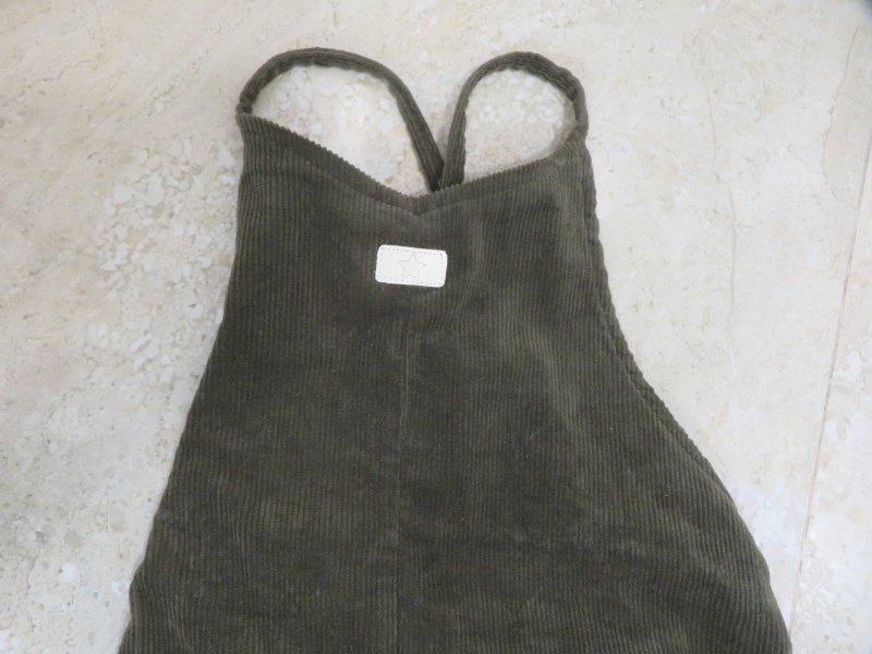 סרפן ירוק זית מידה 8 מחנות 'הדס'. יושב מהמם על הגוף