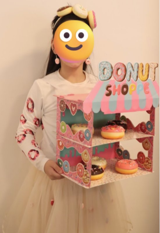 תחפושת מוכרת דונאטס - הילדה בתמונה בת 10 
הדוכן נתלה כמו אקורדיון - סופר נח