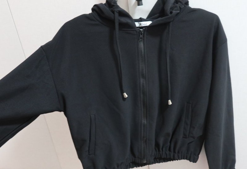 ג'קט  קפוצ'ון מבד שחור מידה 1 עם רוכסן וכובע