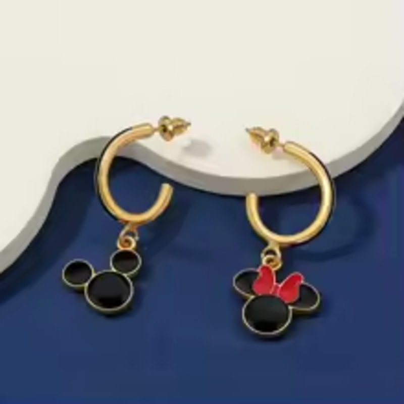 זוג עגילים מיני ומיקי מאוס יפים!
חדשים באריזה 
מדי גדול על הבת שלי