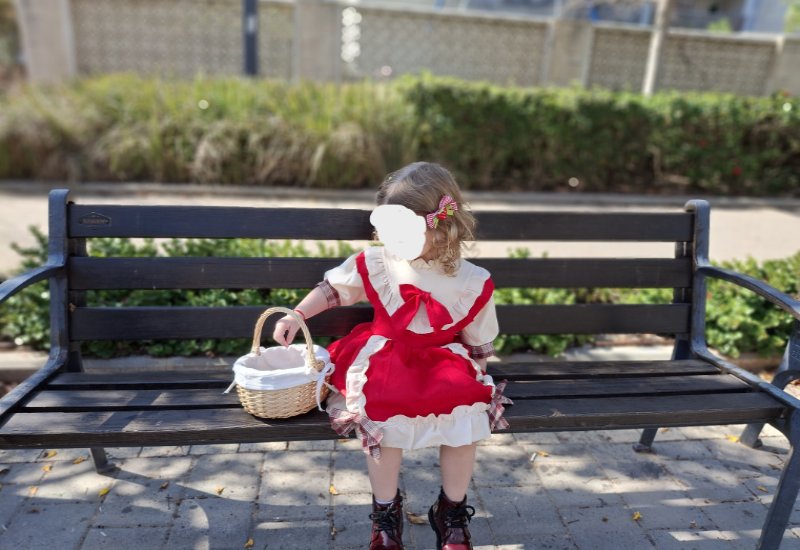 למכירה תחפשות מהממת של מוכרת תותים
יכול לשמש גם ככפריה
מתאים לילדה בת 3 ( בתמונה הילדה בת שנתיים וחצי ) 
יש בד להארכה אם צריך