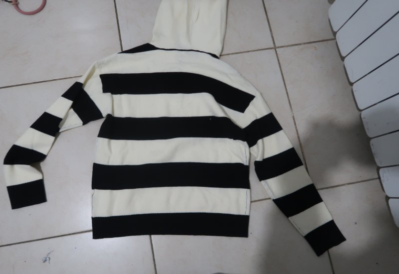 חולצת סריג מידה 16, פסים שחור לבן עם כובע,
ממש יפה לא טובה עלי משמיז,