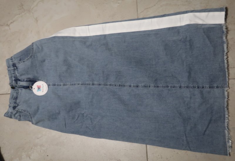 חצאית גינס בהיר של חברת TEELA מידה 20 (מעט קטן) עם חולצה לבנה עם 4 כוכבים למעלה של חברת CREW מידה 18.
עומד מהמם על הגוף.
נקנה בשבוע האחרון נמכר עקב טעות במידה.
חצאית ב-120ש"ח
חולצה ב-80ש"ח