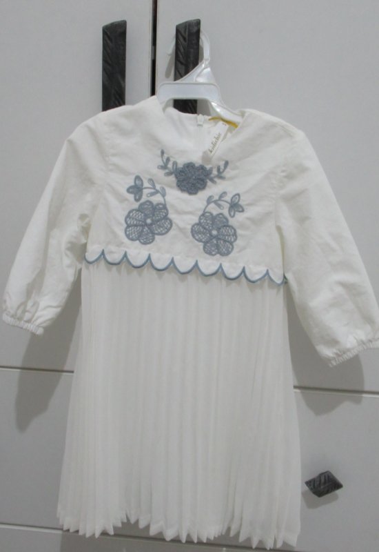 שמלה יפהפיה מידה 3 , קניתי אותה בסופעונה בשנה שעברה, והיא קטנה על הבת שלי. השמלה חדשה, לא נלבשה כלל.