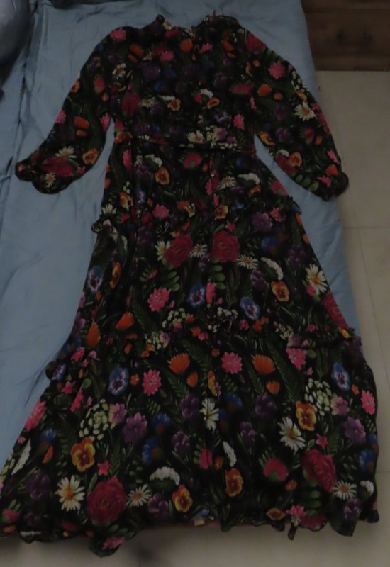 שמלה יפה בצבעים חיים, נקנתה בשנה שעברה מחנות בננה
גזרה יפה שמחמיאה לגוף
מידה L (אני בדר''כ M)