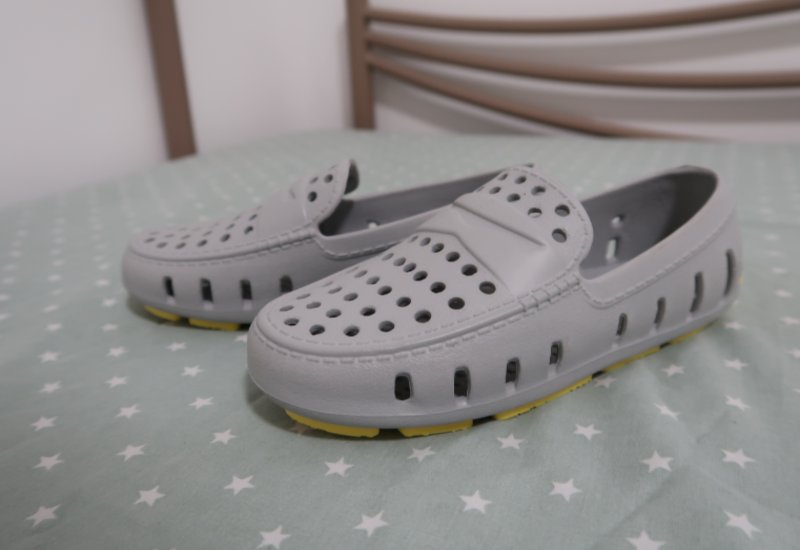 נעל פלופרס חדשה מידה 12 תואם מידה 30 
בצבע אפור בהיר עם סוליה צהובה