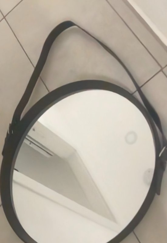 מראה עגולה גדולה יפה, גודל 50-60 ס״מ. ניתנת לתליה עם רצועה או במראה עצמה.