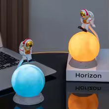 מנורת לילה מרחפת בצורת אסטרונאוט